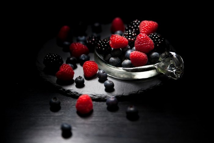 Dark Mood Food Lichtspiel Berries Raspberries